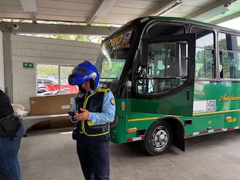 El bus fue ubicado en la carrera 68 con calle 45, cerca de la estación Estadio del Metro, donde las autoridades verificaron la infracción - crédito Secretaría Movilidad