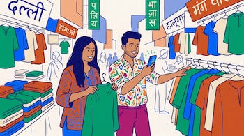 Ilustración de dos jóvenes indios Gen Z en un mercado callejero de Delhi. Seleccionan ropa de color y uno usa un móvil. Puestos con pilas de prendas y letreros al fondo.