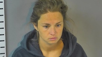 Detienen a una profesora de Kentucky tras acusaciones de abuso sexual y envío de imágenes a una menor