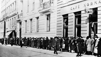 Judíos en Viena haciendo fila