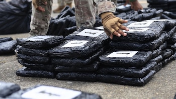 Panamá golpea ruta de drogas en Las Perlas: interceptan lancha con 1,048 paquetes ilícitos