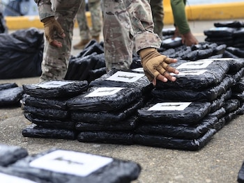 Los 21 sacos incautados fueron trasladados a base naval para su conteo y verificación por parte de las autoridades competentes. Tomada del Senam