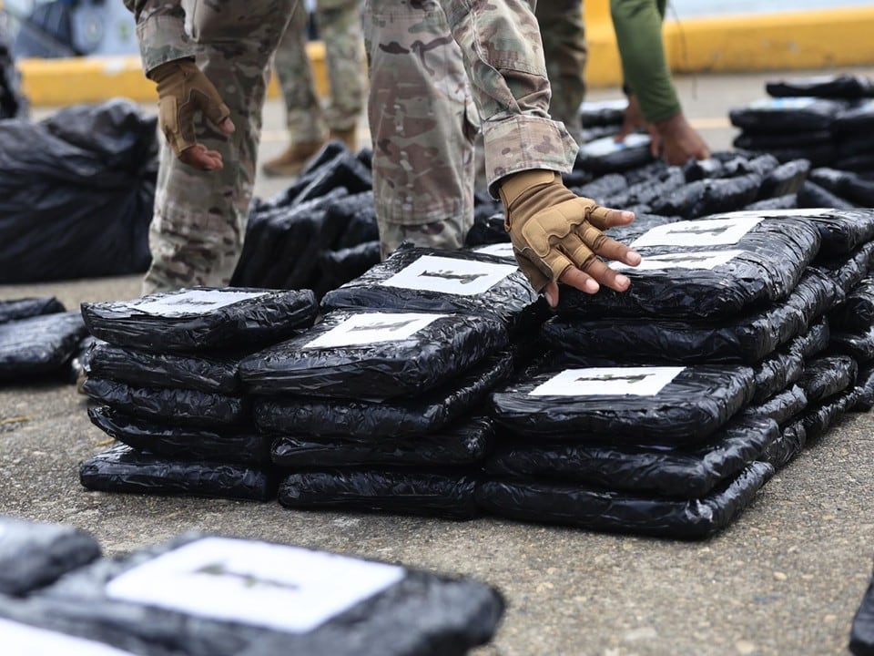 Los 21 sacos incautados fueron trasladados a base naval para su conteo y verificación por parte de las autoridades competentes. Tomada del Senam