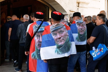 Miles de personas rinden homenaje a Ratko Mladic en la iglesia de San Lucas, Belgrado. El funeral del criminal de guerra generó un duro rechazo de la Unión Europea. (AP Photo/Marko Drobnjakovic)