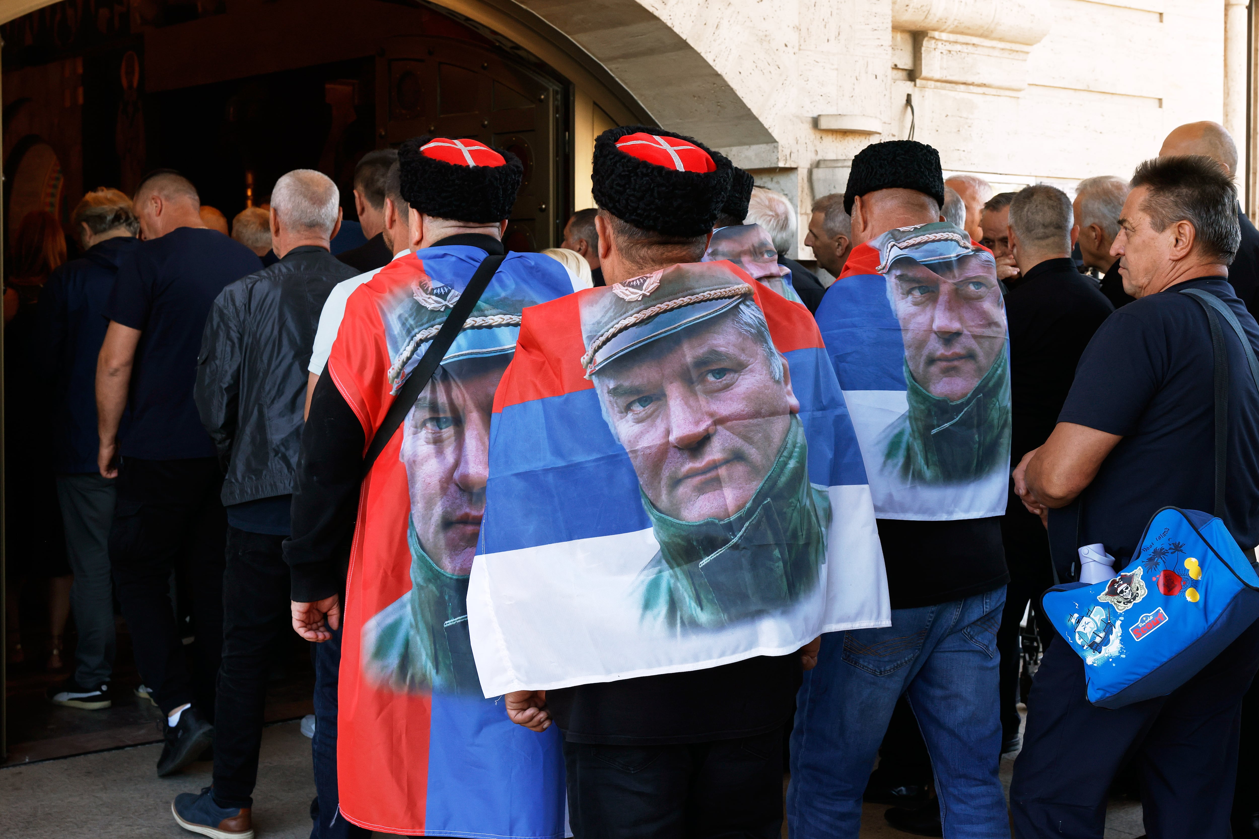 Miles de personas rinden homenaje a Ratko Mladic en la iglesia de San Lucas, Belgrado. El funeral del criminal de guerra generó un duro rechazo de la Unión Europea. (AP Photo/Marko Drobnjakovic)