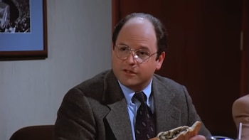 Furor en Nueva York por el muñeco de George Costanza con calzone en el Yankee Stadium