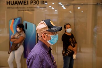 Clientes hacen fila para realizar