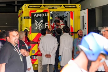 Ambulancia con Álex Márquex. (EFE/Alejandro Garcia)