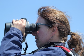 Kathi George, directora de Biología de Conservación de Cetáceos del Centro de Mamíferos Marinos, pidió no alterar el recorrido de la ballena jorobada (REUTERS/Nathan Frandino).