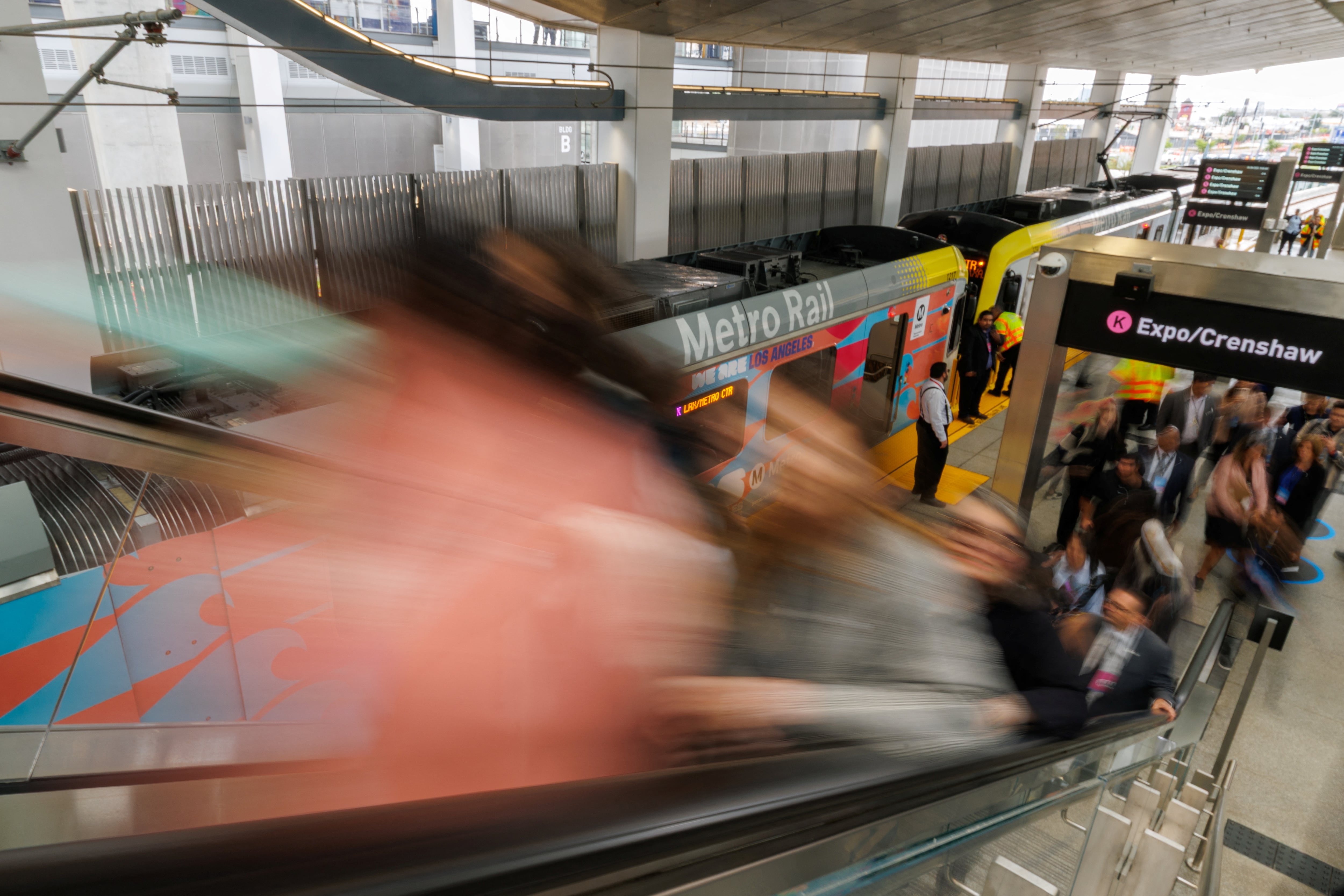 Los pasajeros suben por una escalera mecánica tras llegar en el primer tren a la estación LAX/Metro Transit Center en Los Ángeles, California, EEUU, el 6 de junio de 2025
REUTERS/Mike Blake
