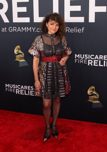 Norah Jones asistió al evento con un vestido corto de estilo retro, decorado con detalles metálicos y transparencias /REUTERS/Daniel Cole