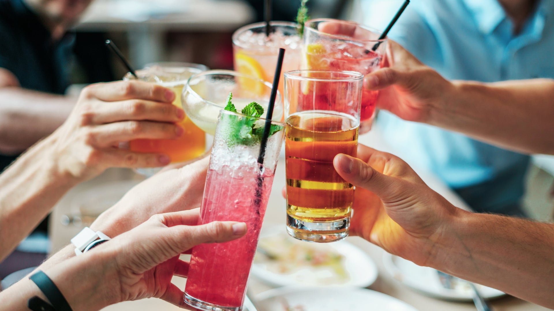 Los españoles dejan las bebidas espirituosas por productos 0,0 y combinados listos para el consumo. (Canva)