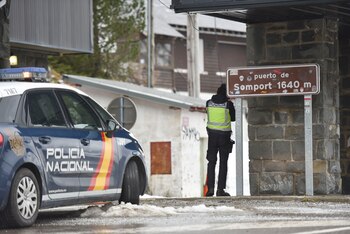 Un agente hace guardia en