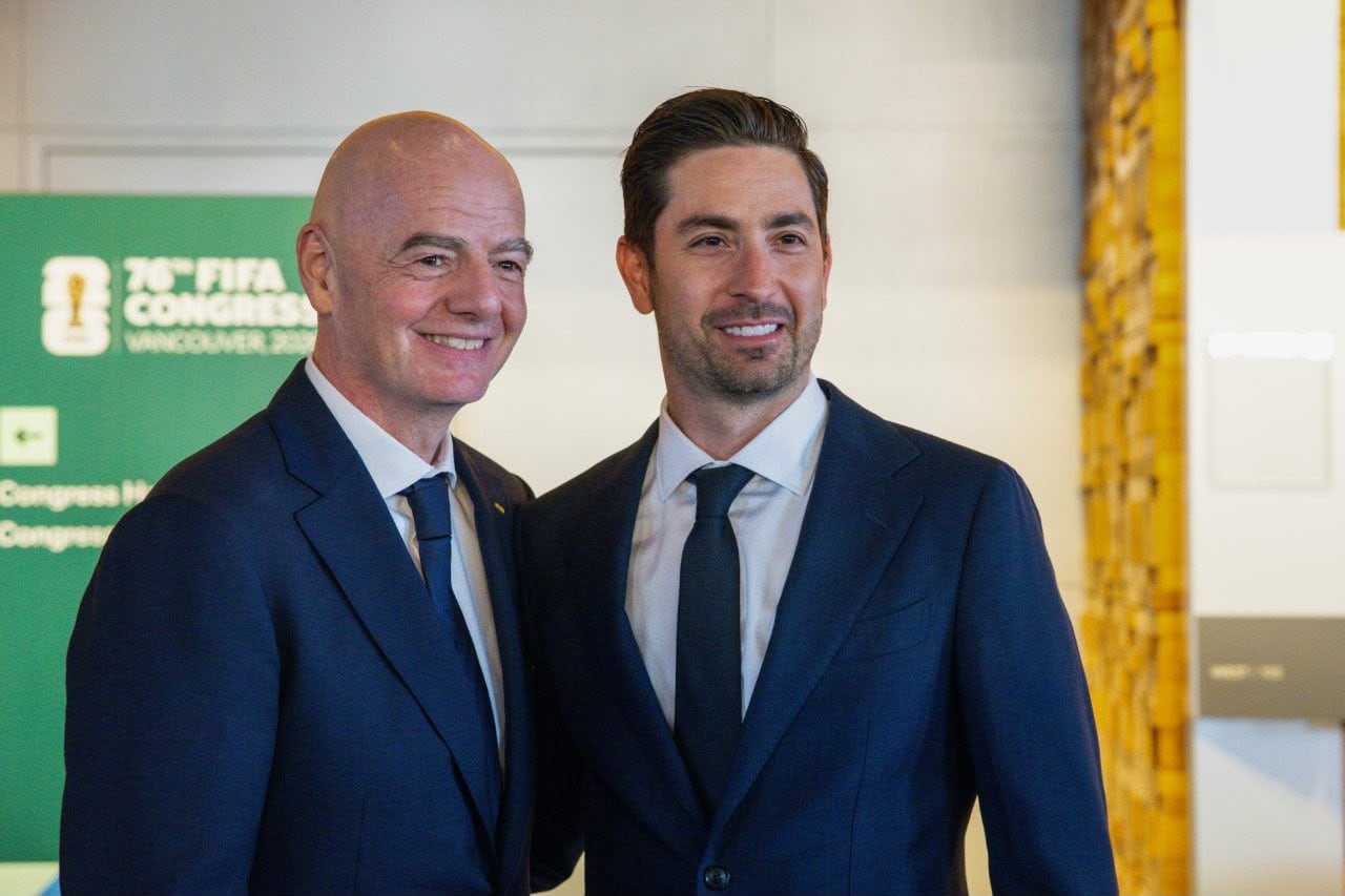Carlos Abriata con el presidente de la FIFA, Gianni Infantino