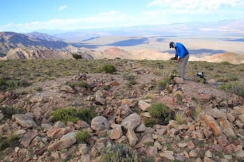03/10/2026 Investigadores de la UJA se desplazarán a los Andes para investigar un potencial geoglifo ceremonial incaico..
Investigadores del Instituto Universitario de Investigación en Arqueología Ibérica de la Universidad de Jaén (UJA) participarán en una expedición arqueológica internacional en el corazón de la Cordillera de los Andes para estudiar un potencial geoglifo y centro ceremonial prehispánico ubicado a aproximadamente 3.000 metros de altitud en la Cordillera del Tigre (Mendoza, Argentina).
SOCIEDAD
UNIVERSIDAD DE JAÉN