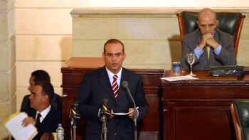 “Bajo esta bandera de la paz, bandera sucia de cocaína, lo que hay es una alianza de narcotraficantes, genocidas y líderes políticos”: así criticaba Gustavo Petro la relación de Mancuso con el Gobierno Uribe