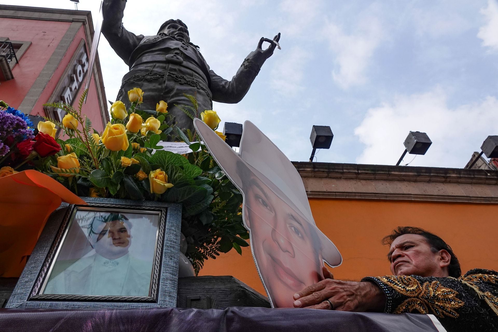 CIUDAD DE MÉXICO, 27AGOSTO2026.- Capitalinos se reúnen frente a la estatua de Juan Gabriel, ubicada en la Plaza de Garibaldi para recordar al cantautor; colocando arreglos flores, fotografías e interpretando sus grandes éxitos caracterizados como el divo de Juárez, esto a una década de su muerte.
FOTO: ROGELIO MORALES/CUARTOSCURO.COM