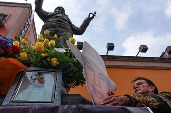 El aniversario luctuoso de Alberto Aguilera Valadez reunió a seguidores, mariachis, imitadores y familias en un homenaje especial al Divo de Juárez. (FOTO: ROGELIO MORALES/CUARTOSCURO.COM)