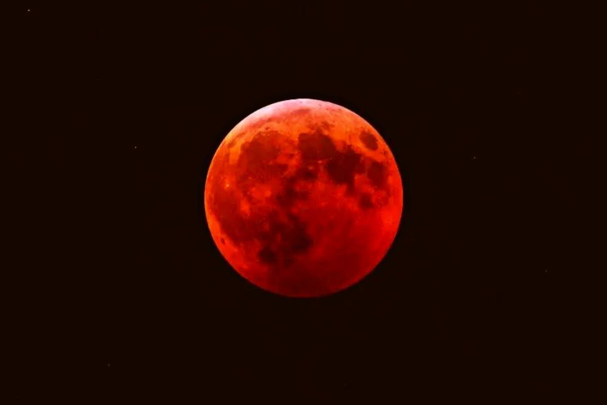Luna de Sangre 2025 en septiembre: cuándo y dónde será visible el eclipse lunar total que pintará el cielo de rojo (Foto: Captura)