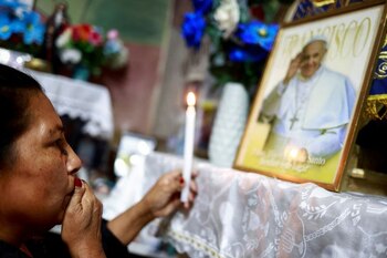 Una vecina lleva una vela