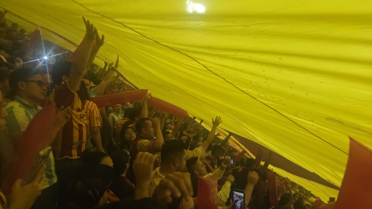 Los hinchas de Tolima siguen alentando al equipo para buscar la remontada en la final de la Liga BetPlay - crédito Alejandro Rodríguez/Infobae Colombia