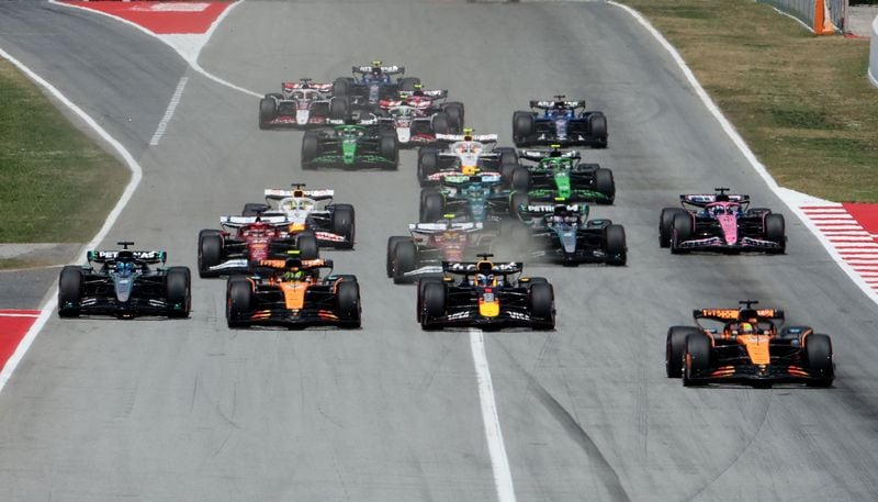 Piastri le gana la pulseada a Verstappen en la primera curva de Barcelona y empieza lo que será su victoria en la carrera del Gran Premio (Reuters/Bruna Casas)