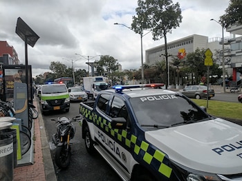 La Policía Metropolitana de Bogotá informó que los asaltantes llegaron en un vehículo y tres motocicletas para cometer el robo - crédito @PasaenBogota / X
