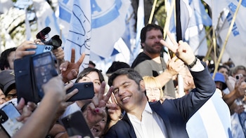 Kicillof teje lazos con sectores del peronismo federal y retrasa la negociación con Máximo Kirchner y Massa