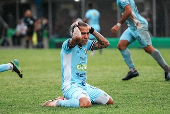 Él es Dayro Moreno, delantero de Once Caldas y máximo goleador del fútbol colombiano en su historia, tras errar una opción de gol - crédito Colprensa