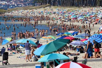 Bañistas en la playa de Samil de Vigo, a 20 de septiembre de 2026. (EFE/ Salvador Sas)