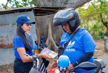 Las campañas de prevención, la evaluación familiar y la articulación con otras entidades públicas son parte central de la estrategia estatal de FONAT en El Salvador. (Cortesía: Fondo para la Atención a las Víctimas de Accidentes de Tránsito)