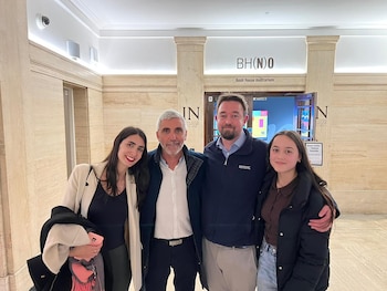 Julio Aro junto a su