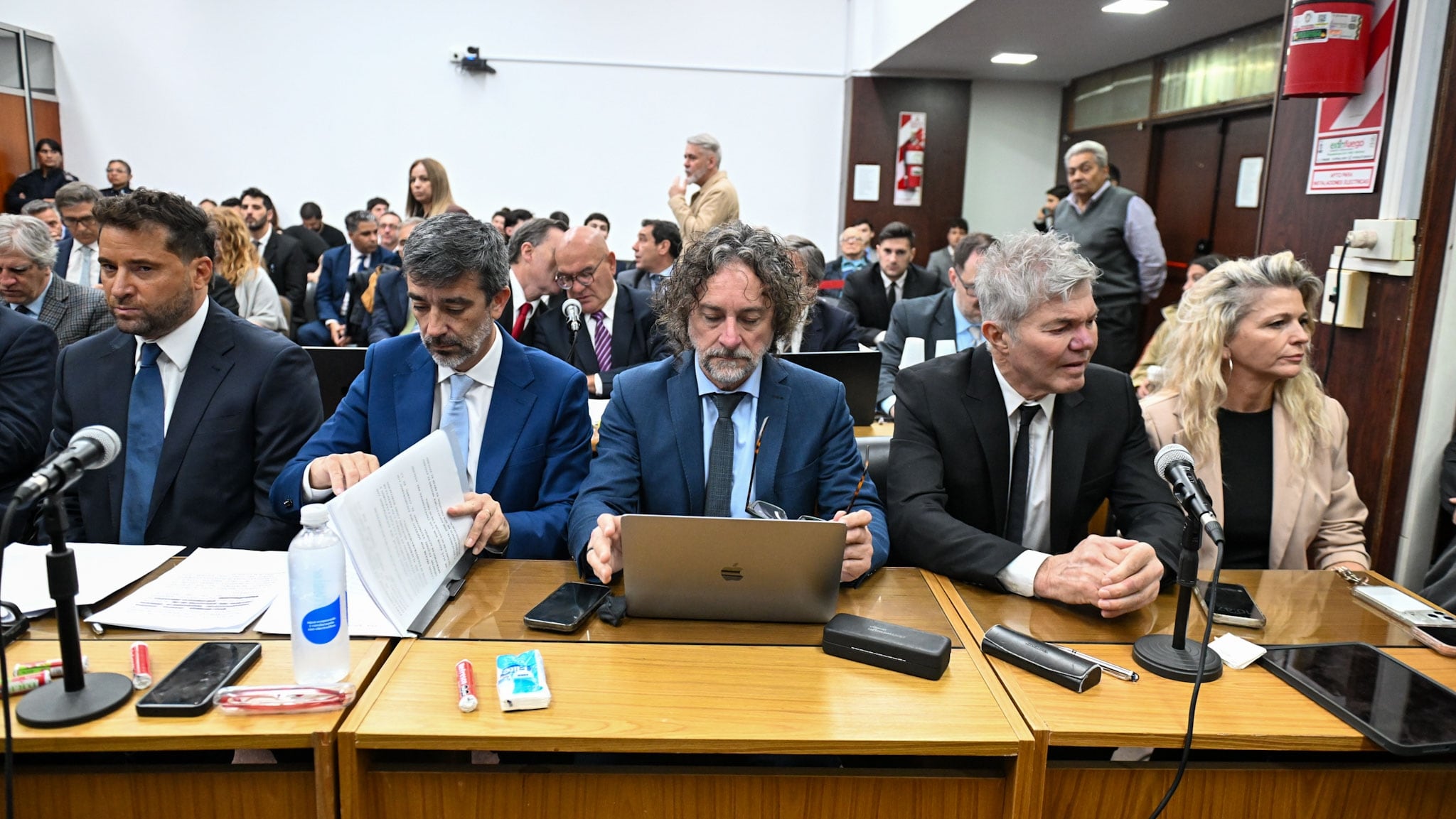 Los fiscales Patricio Ferrari y Cosme Iribarren y el abogado Fernando Burlando junto a Fabián Améndola (Adrián Escandar)