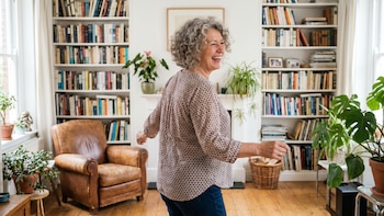 Bailar 10 minutos al día mejora la salud física y mental en mujeres mayores de 60 años