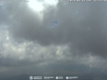 Foto del volcán Popocatépetl cubierto por nubes hoy 23 de abril