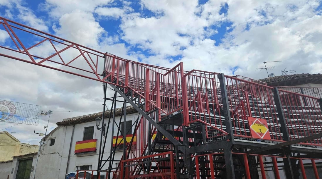 Imagen de una de las escaleras de la grada de la plaza de toros de Morata de Tajuña. (Infobae)
