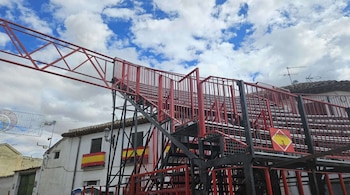 Imagen de una de las escaleras de la grada de la plaza de toros de Morata de Tajuña.
