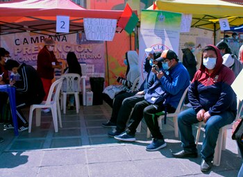 Varias personas acuden a un centro de vacunación para recibir la vacuna contra la covid-19 durante una jornada de "megavacunación" en La Paz (Bolivia). EFE/Stringer