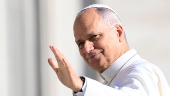 El Vaticano informó que el papa León XIV pasó una noche “tranquila” tras la cirugía para extirparle un tumor maligno del pulmón
