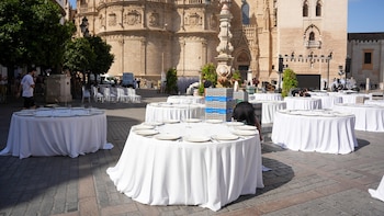 Una cena para 400 invitados, 36.058 euros públicos, la Giralda de Sevilla de fondo y políticos del PP, PSOE y Vox: la polémica gala que ahora investiga la Justicia