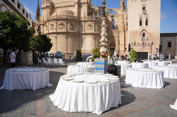 Preparativos de los Premios Escaparate en la plaza Virgen de los Reyes, a los pies de la Giralda de Sevilla. (María José López / Europa Press)