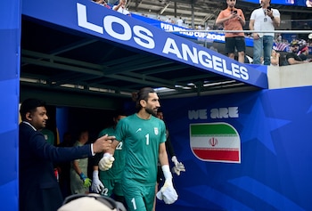 Él es el arquero número uno de Irán, Hossein Hosseini, saliendo al campo para los actos protocolarios - crédito Frederic J. Brown/AFP