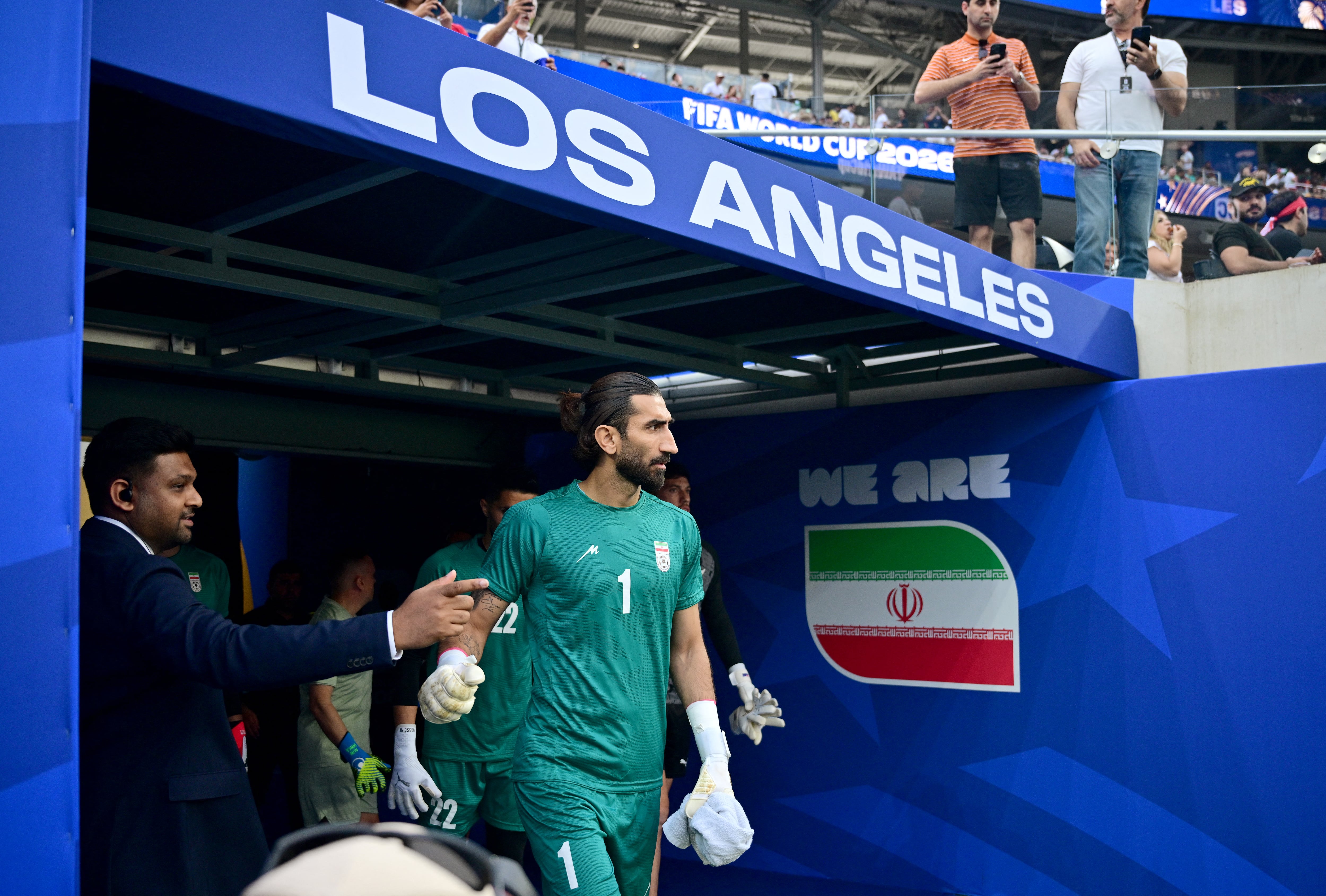 Él es el arquero número uno de Irán, Hossein Hosseini, saliendo al campo para los actos protocolarios - crédito Frederic J. Brown/AFP