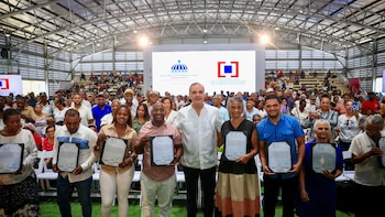 El presidente Luis Abinader encabezó la ceremonia de titulación en Domingo Savio, reafirmando el compromiso de beneficiar a comunidades históricamente desprotegidas. (Foto cortesía Presidencia de República Dominicana)