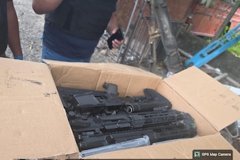 Entre el material incautado también se encontraron dos granadas de fragmentación. Cinco uniformes con características similares a los de uso militar fueron hallados dentro del paquete. (Foto: Fuerzas Armadas)