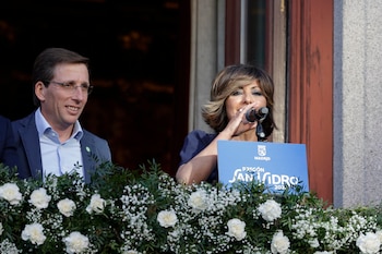 El alcalde de Madrid, José Luis Martínez Almeida, atiende al discurso de la periodista Sonsoles Ónega, encargada del pregón de las Fiestas de San Isidro en Madrid (EFE/ Juanjo Martín)