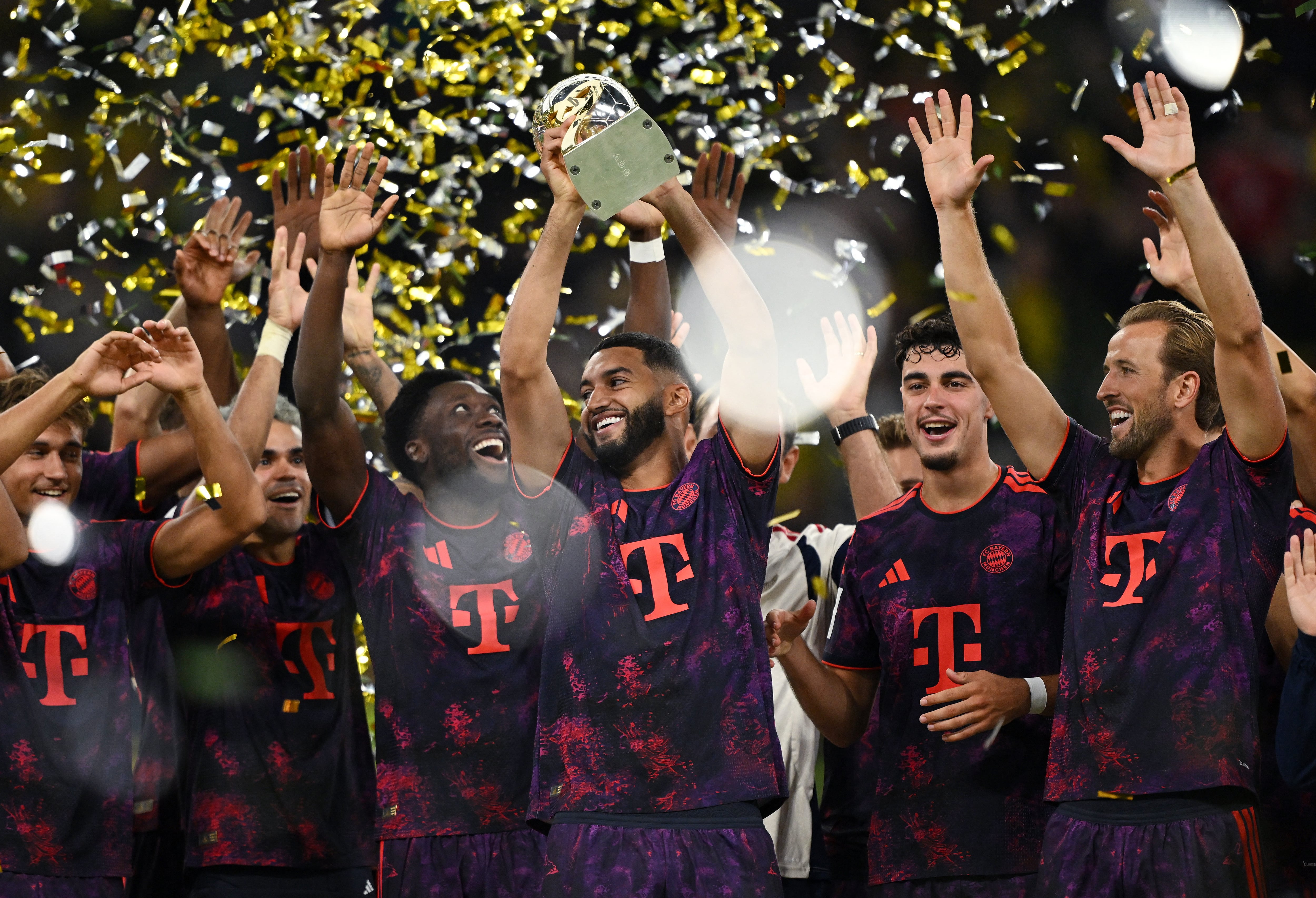 Ismael Saibari, del Bayern Múnich, levanta el trofeo junto a sus compañeros tras ganar la final de la Supercopa DFL-crédito Teresa Kroeger/REUTERS