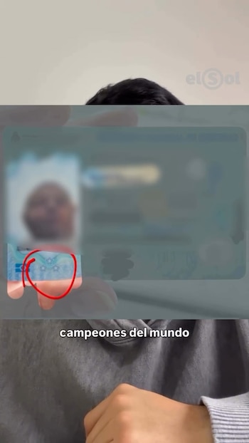 Un documento de identidad con datos difuminados y un círculo rojo que señala tres estrellas impresas en el borde inferior