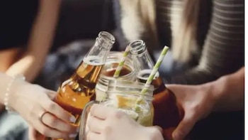 Autoridades sanitarias enfatizan el peligro que representa una tendencia digital para los jóvenes, quienes pueden sufrir complicaciones severas tras combinar medicamentos antigripales con bebidas alcohólicas
