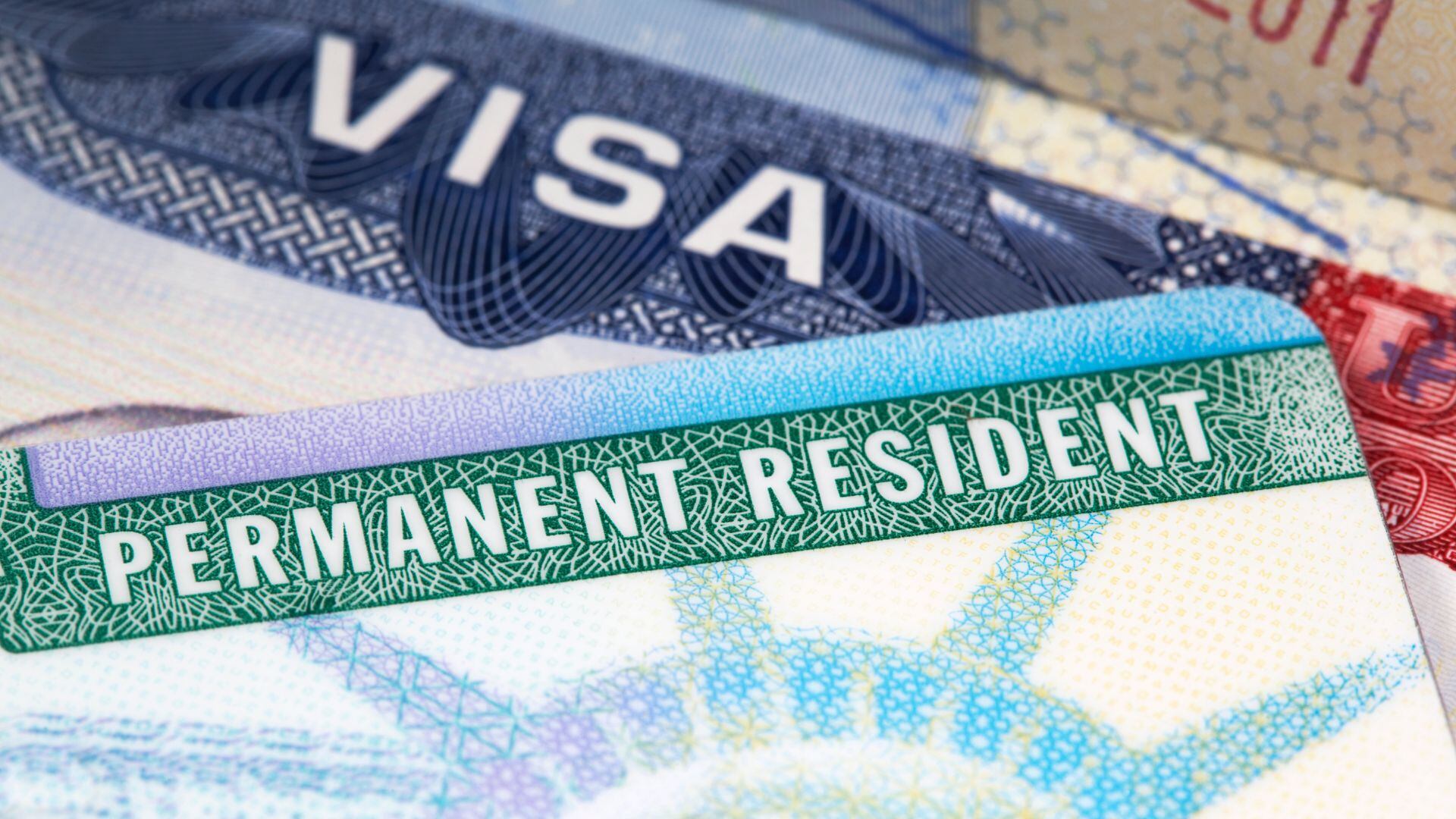 El USCIS otorga una Green Card válida por dos años a quienes obtienen la residencia por matrimonio reciente, con derechos y obligaciones plenos durante ese periodo. (Archivo)